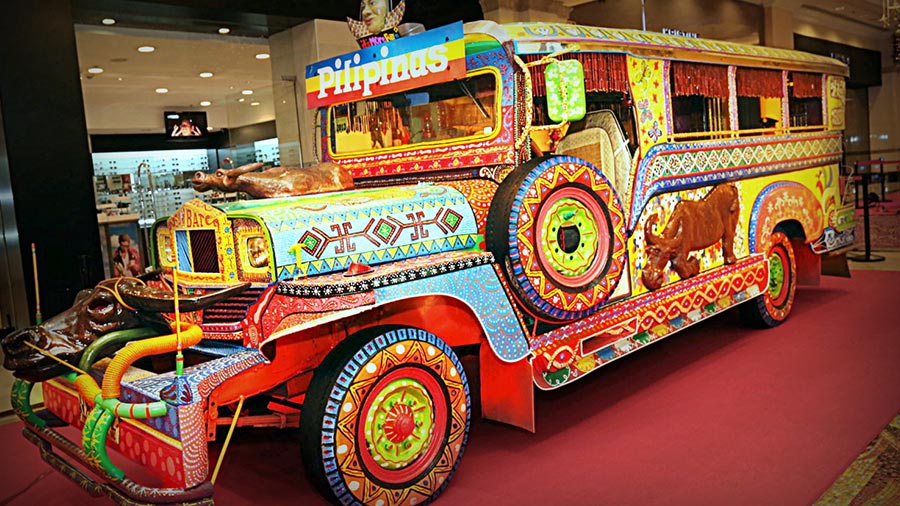 Красочные машинки джипни – один из символов Филиппин