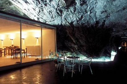 Самые необычные отели мира, высеченные в скалах